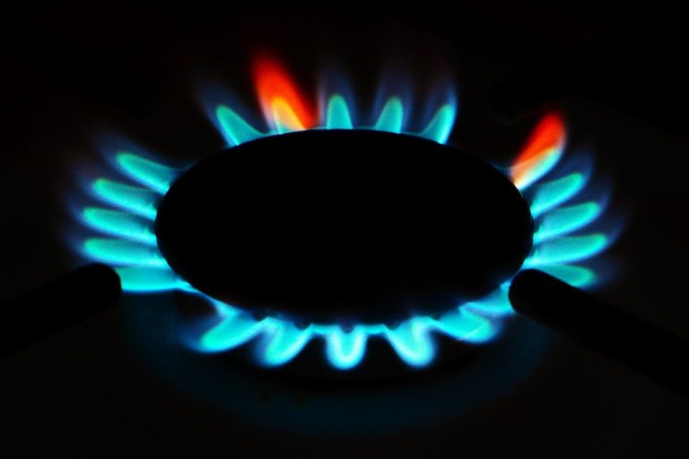 Полум'я газового пальника на кухонній плиті