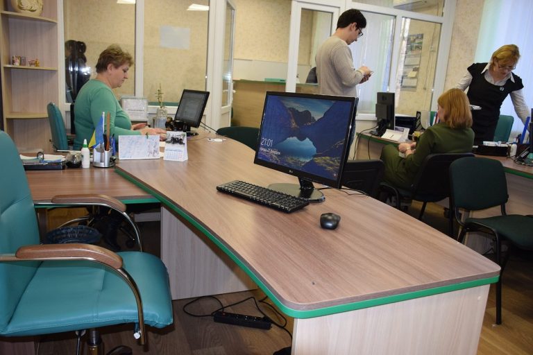 Зал прийому відвідувачів ЦНАП, де переселенці оформлюють документи