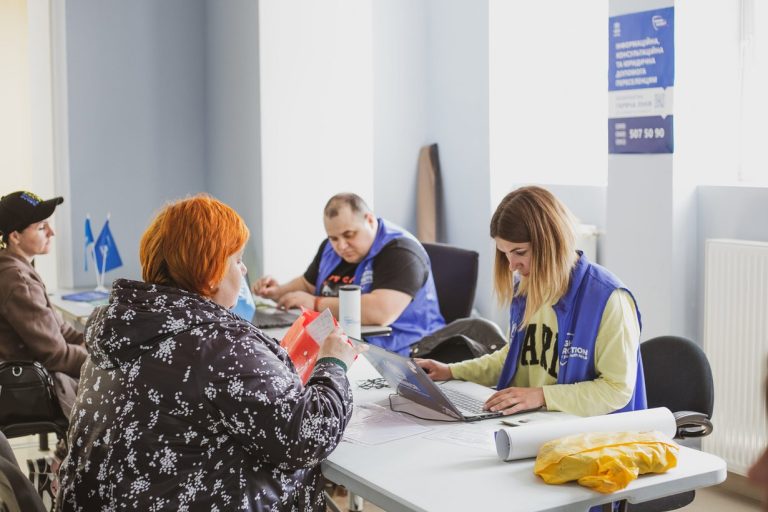 Реєстрація переселенців на грошову допомогу УВКБ ООН у пункті партнерської організації