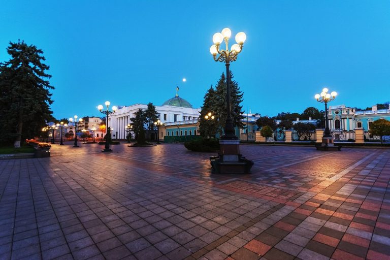 Будівля Верховної Ради України в Києві ввечері